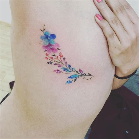 tatuajes de mujer en las costillas|17 hermosos tatuajes en las costillas (y sus significados) para las ...